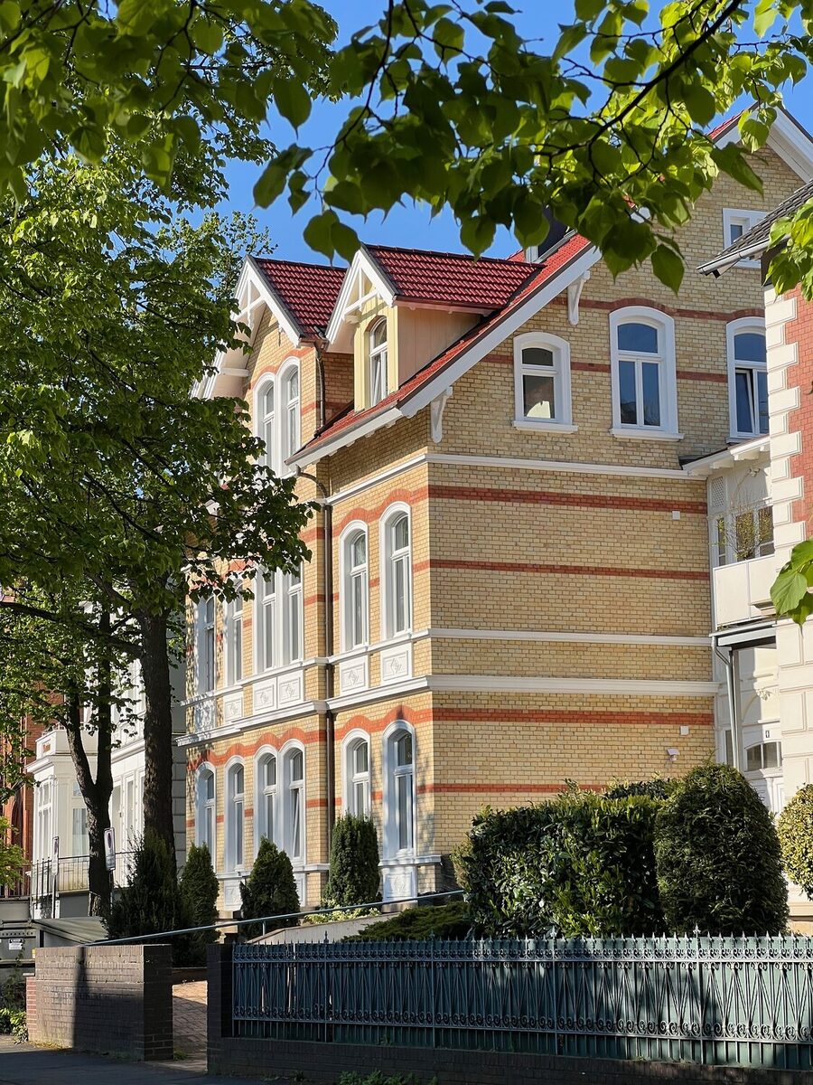 Westkorso 4 in Bad Oeynhausen – Gartenansicht der Denkmalvilla von 1888 in Kurparklage