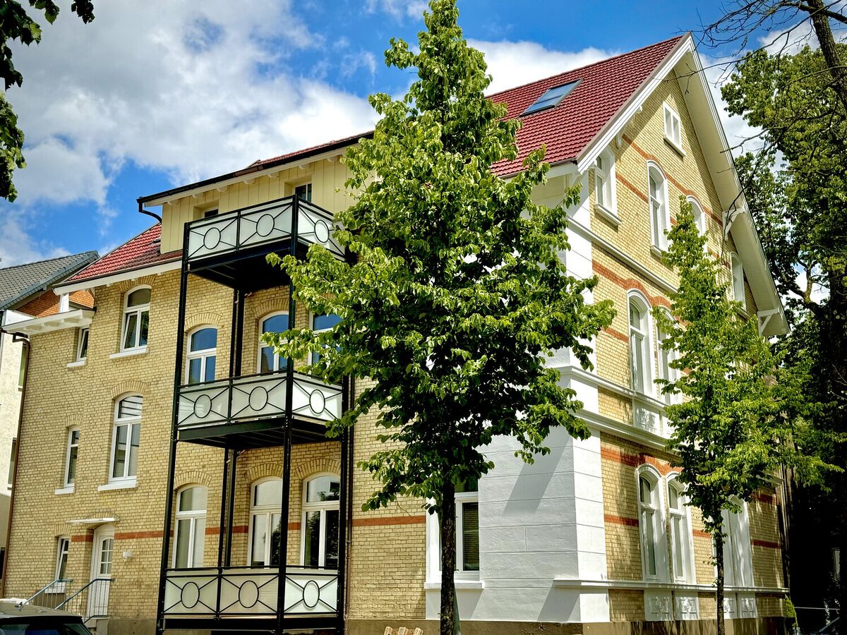 Westkorso 4 in Bad Oeynhausen – Seitenansicht der sanierten Denkmalvilla mit Balkonen in Kurparklage