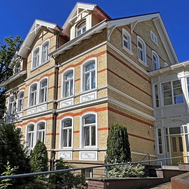 Gründerzeitliche Stadtvilla mit Klinkerfassade und weißem Holzerker in Ostwestfalen-Lippe