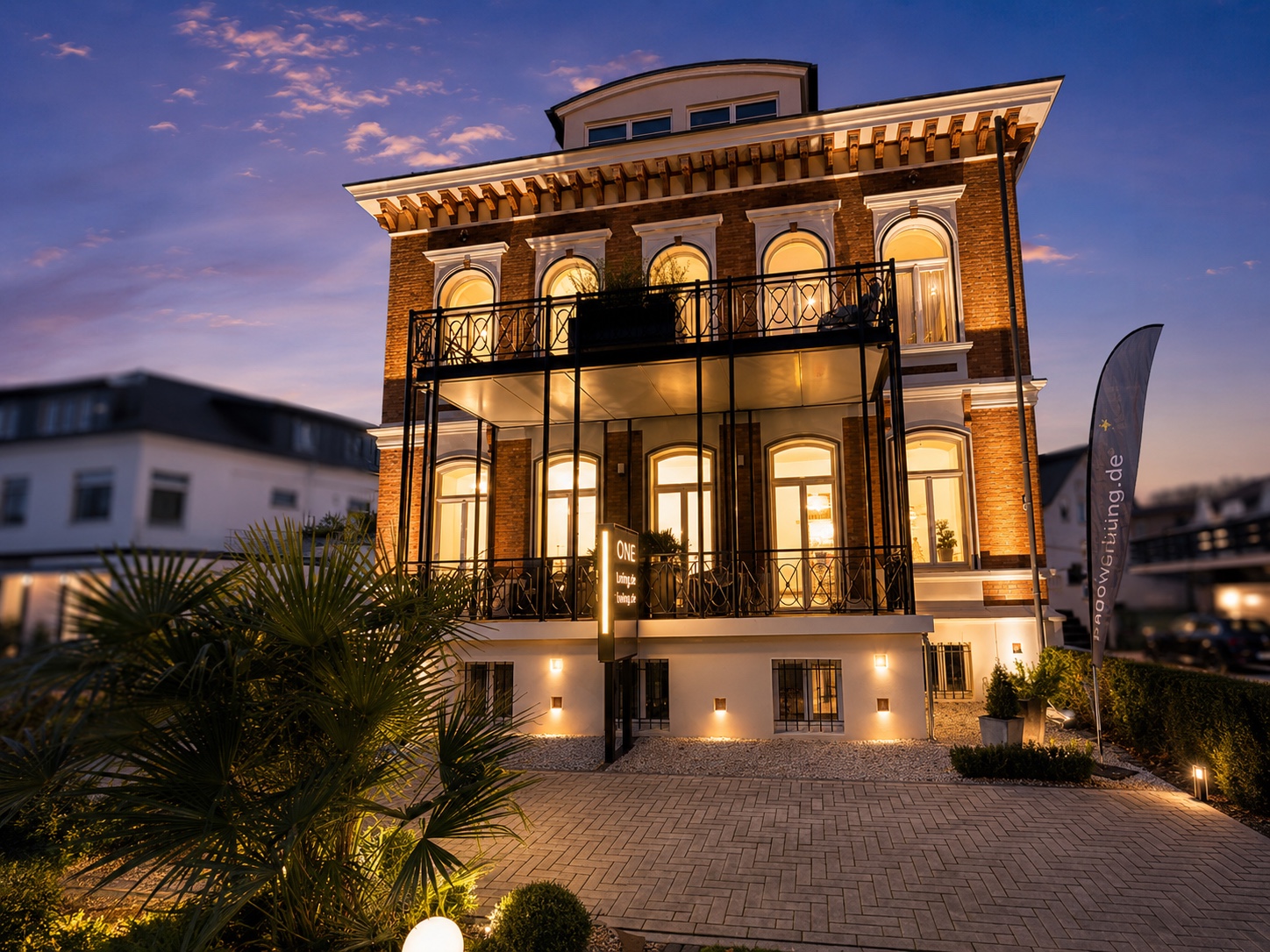 Repräsentative Villa aus der Vermarktung von Immobilienservice OWL in der Abenddämmerung