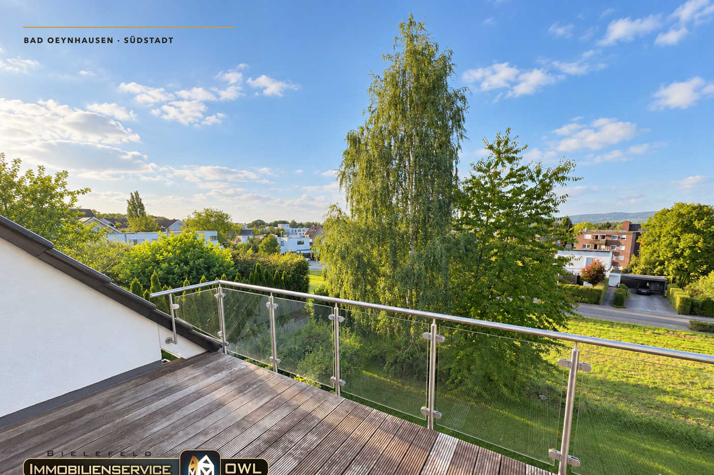 Großer Balkon der Maisonettewohnung mit Glasbalustrade und Blick über die Bad Oeynhausener Südstadt
