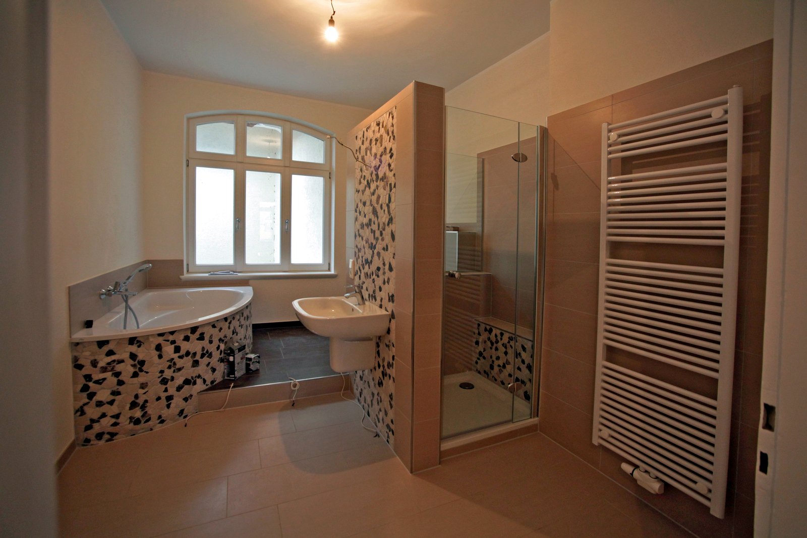 Modernisiertes Badezimmer mit Mosaikfliesen in der Altbauwohnung Weststraße, Bad Oeynhausen