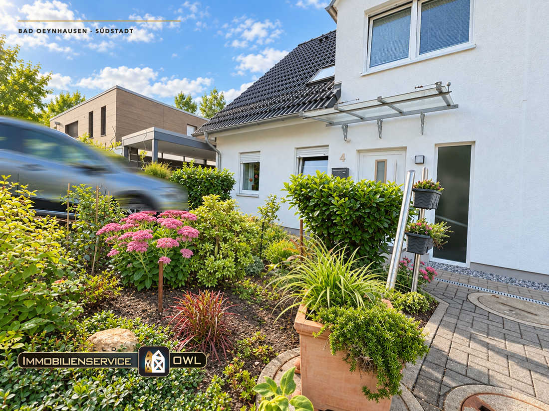 Das Haus von der Gartenseite mit angelegter Bepflanzung