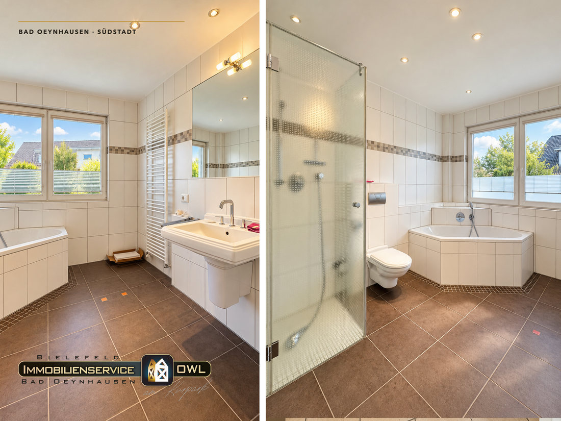 Tageslichtbad mit Eckbadewanne, bodengleicher Dusche und Doppelwaschtisch