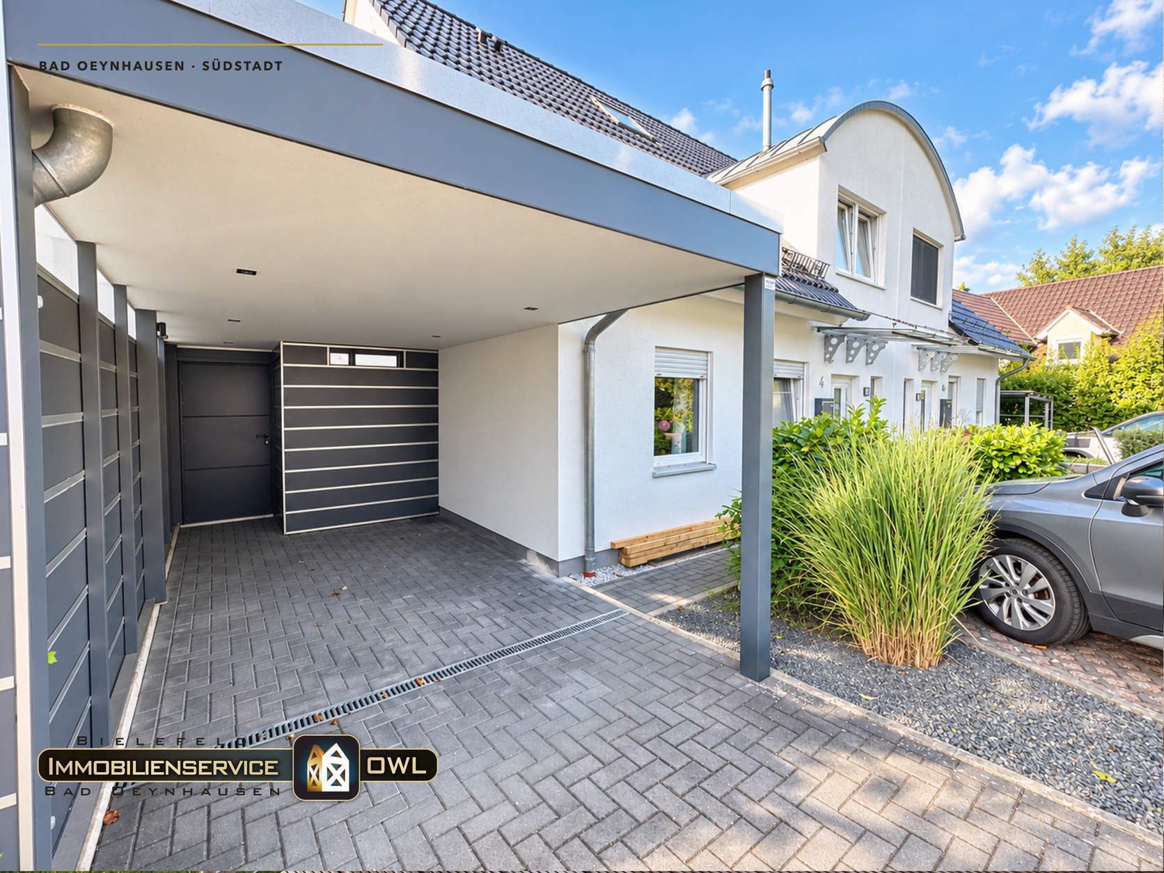 Designer-Carport neben dem Hauseingang