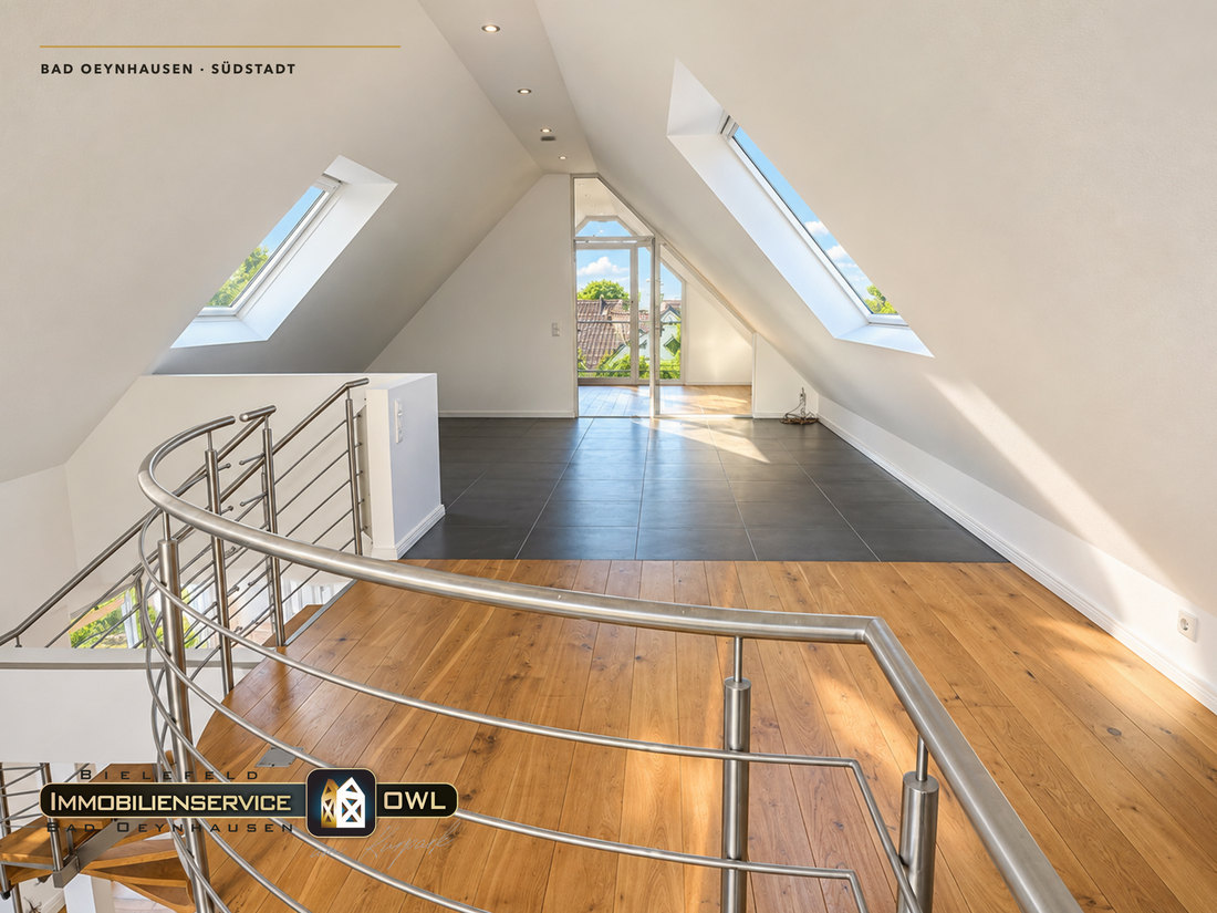 Galerie im Dachgeschoss mit Wendeltreppe, Holzbalken und Dachflächenfenstern