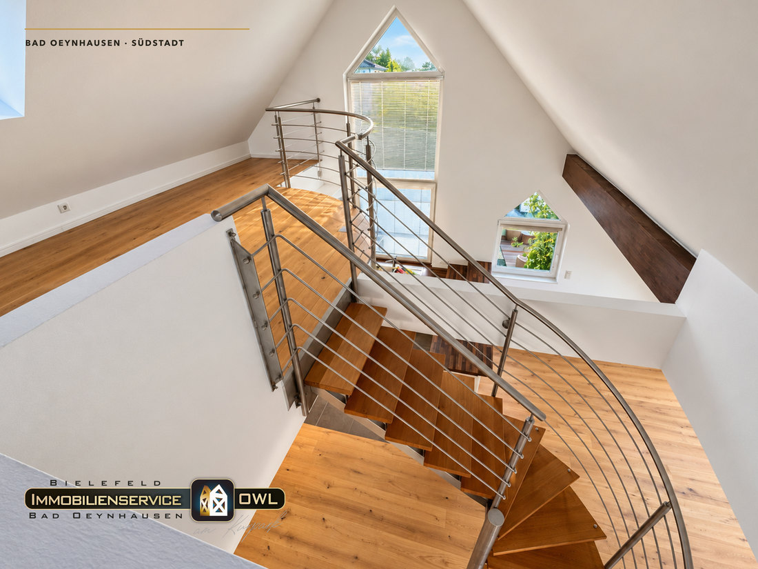 Blick von der Galerie über die Wendeltreppe hinunter in den Wohnraum