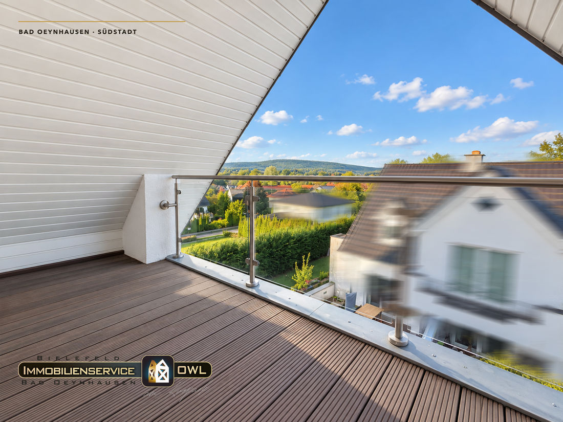 Loggia im Dachgeschoss mit Glasbalustrade und Blick über die Nachbarschaft