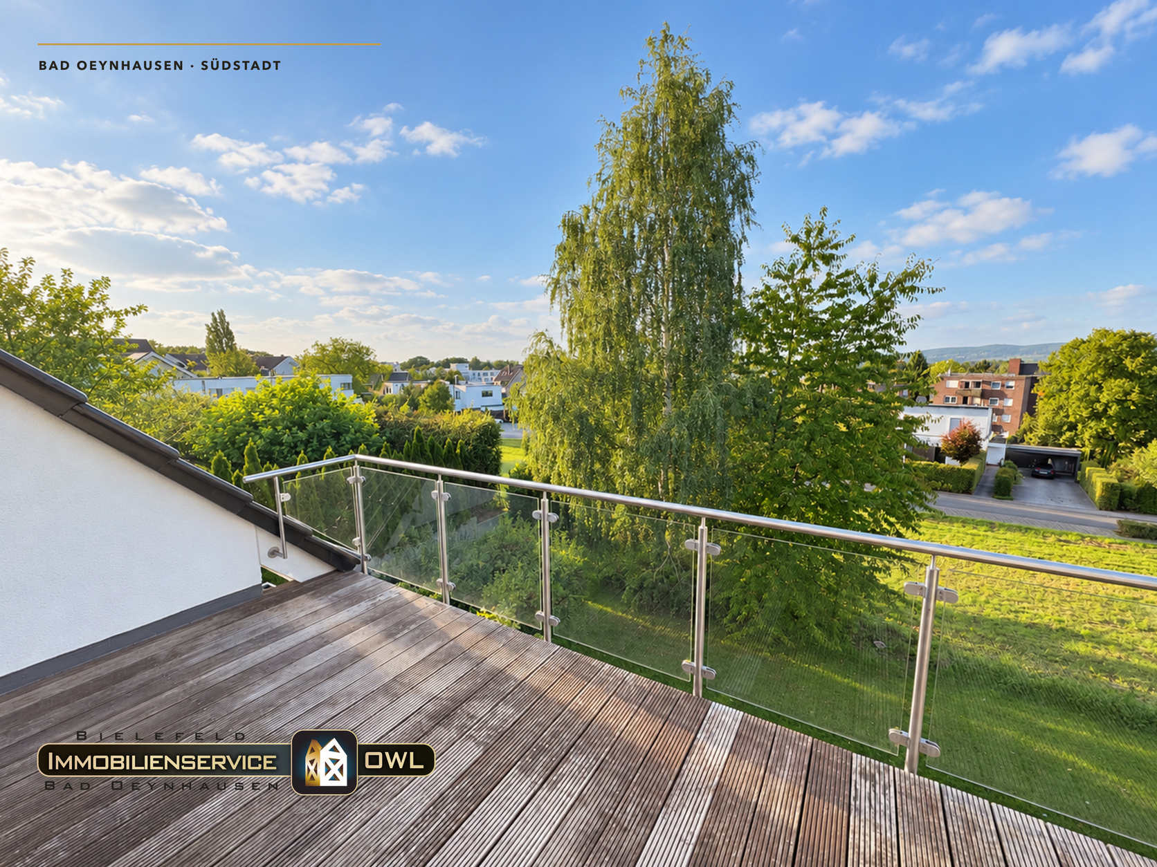 Großer Balkon mit Glasbalustrade und Blick über Garten und Südstadt