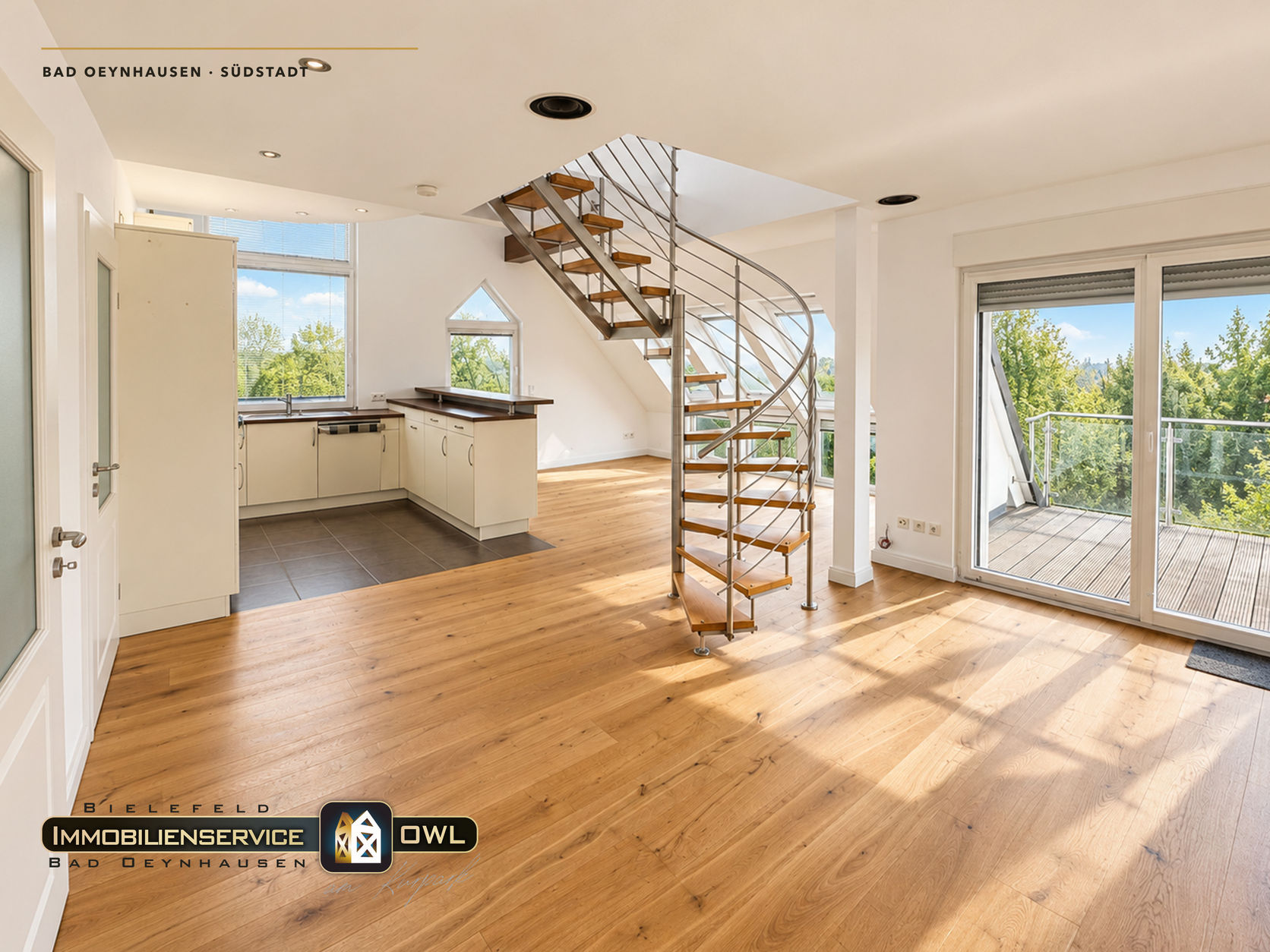 Wohn- und Essbereich der Maisonettewohnung mit frei stehender Edelstahl-Wendeltreppe