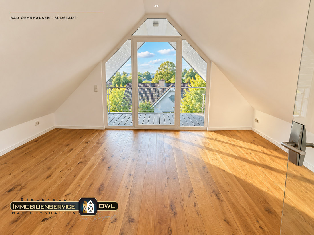 Zimmer mit Giebelfenster und Dielenboden