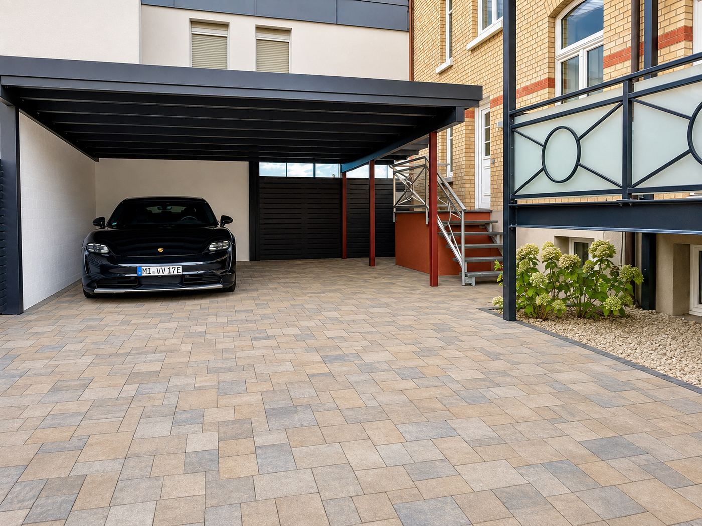 Überdachter Carport im gepflasterten Innenhof
