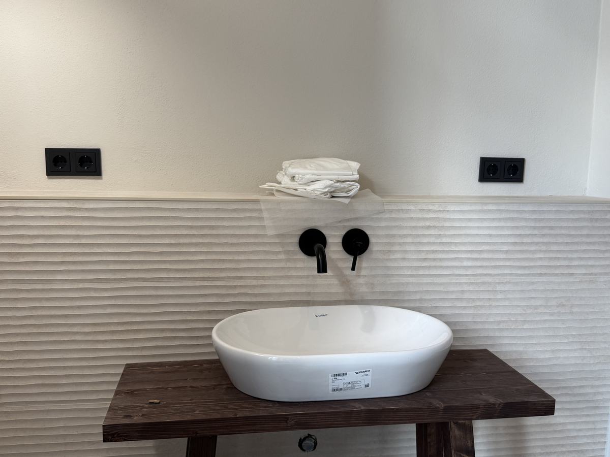 Waschtisch Duravit auf massiver Holzplatte